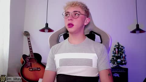 Snapshot of blue_boy_1 chatting on December 3, 12:59 pm TAY online show from December 3, 12:59 pm