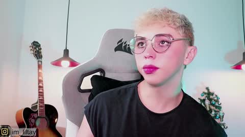 Snapshot of blue_boy_1 chatting on December 4, 12:47 pm TAY online show from December 4, 12:47 pm