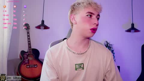 Snapshot of blue_boy_1 chatting on December 5, 1:17 pm TAY online show from December 5, 1:17 pm