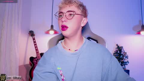 Snapshot of blue_boy_1 chatting on December 6, 9:32 am TAY online show from December 6, 9:32 am