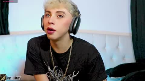 Snapshot of blue_boy_1 chatting on December 24, 12:11 am TAY online show from December 24, 12:11 am