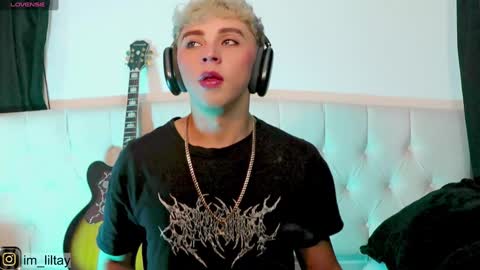 Snapshot of blue_boy_1 chatting on December 24, 3:16 am TAY online show from December 24, 3:16 am