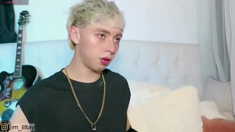 Snapshot of blue_boy_1 chatting on February 24, 3:02 am TAY online show from February 24, 3:02 am