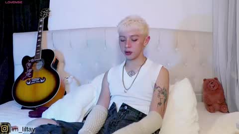 Snapshot of blue_boy_1 chatting on March 2, 2:41 am TAY online show from March 2, 2:41 am