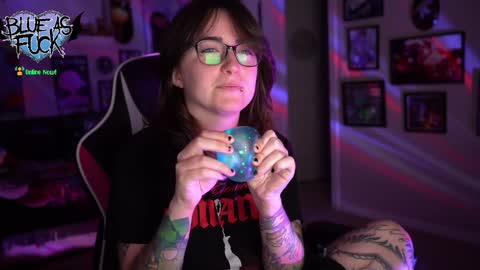 Snapshot of blueasfuck chatting on December 20, 1:25 am Blue online show from December 20, 1:25 am