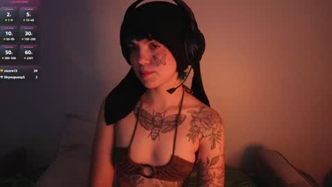 Snapshot of bluedweeb chatting on December 4, 2:31 am Blue online show from December 4, 2:31 am