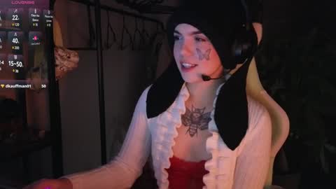 Snapshot of bluedweeb chatting on December 22, 5:23 am Blue online show from December 22, 5:23 am