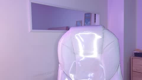 Snapshot of bluee_hazell chatting on November 16, 11:27 am online show from November 16, 11:27 am