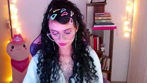 Snapshot of bluee_v chatting on November 29, 2:47 am Im Abril .. Nice to meet you thumb up me please its important INDEPENDENT MODEL online show from November 29, 2:47 am