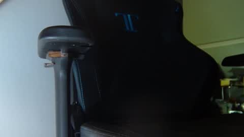 Snapshot of blzd5 chatting on December 3, 3:36 am blzd5 online show from December 3, 3:36 am