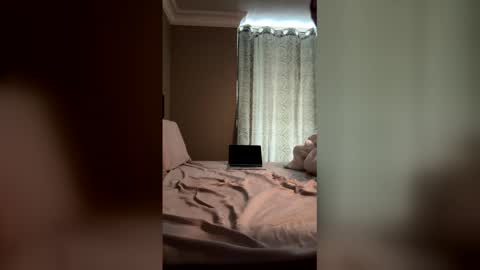 boboutte online show from April 19, 5:01 pm