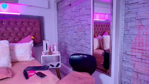 Snapshot of bonn_glow chatting on October 24, 4:42 am i AM Bonnie online show from October 24, 4:42 am