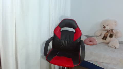 Snapshot of bonni_blonde chatting on December 19, 10:32 pm Bonnie online show from December 19, 10:32 pm