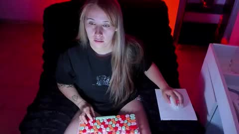 Bonnie Help me reach 500 likes online show from November 16, 10:15 pm