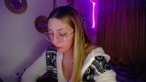 Soffy Brooks Independent model online show from December 12, 5:42 am