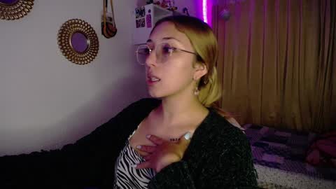 Soffy Brooks Independent model online show from December 14, 5:51 am