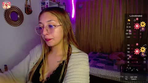 Snapshot of bonny_clyde_xx_ chatting on December 15, 6:07 am Soffy Brooks Independent model online show from December 15, 6:07 am