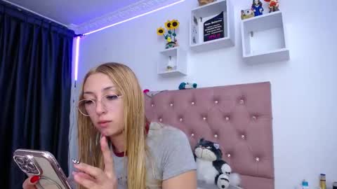 Soffy Brooks Independent model online show from October 10, 1:37 am