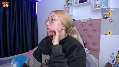 Snapshot of bonny_clyde_xx_ chatting on December 14, 3:12 am Soffy Brooks Independent model online show from December 14, 3:12 am