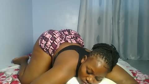 Snapshot of booty_panther chatting on November 5, 8:25 am sandrah online show from November 5, 8:25 am