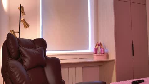 Snapshot of born_to_blow_ chatting on April 23, 6:58 am Hallie online show from April 23, 6:58 am