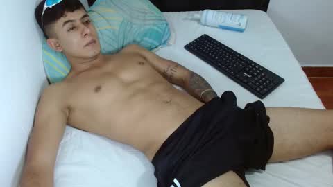 Snapshot of boyg_hots chatting on March 5, 9:15 pm boyg_hots online show from March 5, 9:15 pm