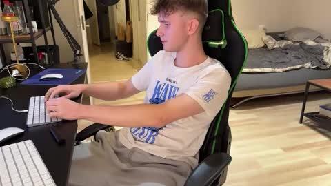 Snapshot of boykik chatting on December 14, 10:50 pm Eddie online show from December 14, 10:50 pm