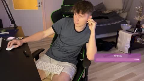 Snapshot of boykik chatting on December 28, 10:44 pm Eddie online show from December 28, 10:44 pm