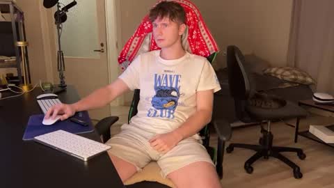 Snapshot of boykik chatting on January 4, 11:27 pm Eddie online show from January 4, 11:27 pm