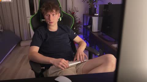 Snapshot of boykik chatting on January 15, 11:30 pm Eddie online show from January 15, 11:30 pm