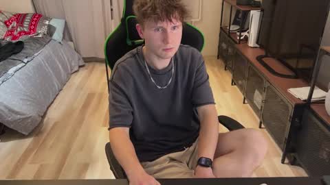 Snapshot of boykik chatting on January 18, 10:49 pm Eddie online show from January 18, 10:49 pm