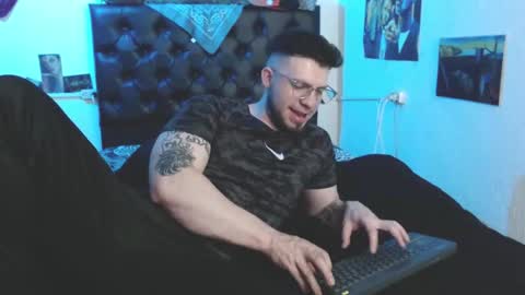 Snapshot of brad_hot_boy chatting on November 25, 6:19 pm brad hot boy online show from November 25, 6:19 pm