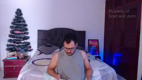 Snapshot of bradandjenn chatting on December 24, 3:47 pm Your favorite couple and the best butt on Chatur online show from December 24, 3:47 pm