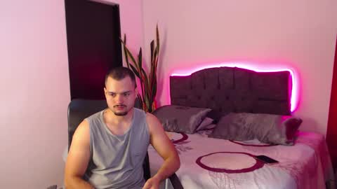 Snapshot of bradandjenn chatting on October 1, 4:02 pm Your favorite couple and the best butt on Chatur online show from October 1, 4:02 pm