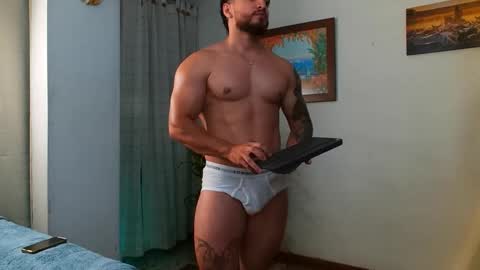 Snapshot of bradley_martinez chatting on November 21, 1:04 am Bradley Martinez online show from November 21, 1:04 am