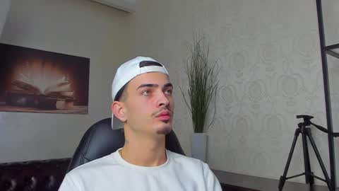 Snapshot of brandontatex chatting on December 18, 12:29 pm BrandonTateX online show from December 18, 12:29 pm