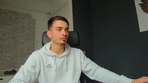 Snapshot of brandontatex chatting on February 1, 9:32 am BrandonTateX online show from February 1, 9:32 am