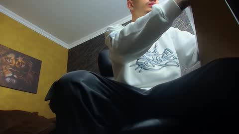 Snapshot of brandontatex chatting on November 25, 5:40 am BrandonTateX online show from November 25, 5:40 am