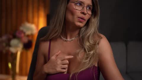 Snapshot of brandywhite chatting on October 4, 4:10 am Alex online show from October 4, 4:10 am