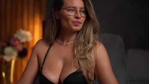 Snapshot of brandywhite chatting on October 5, 4:33 am Alex online show from October 5, 4:33 am