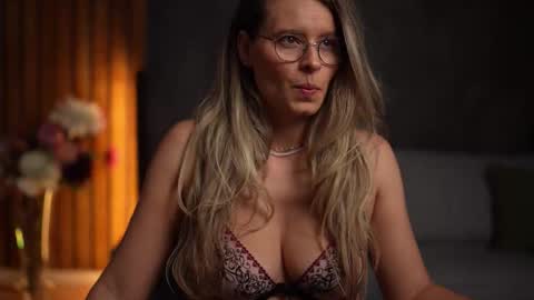 Snapshot of brandywhite chatting on October 28, 5:11 am Alex online show from October 28, 5:11 am