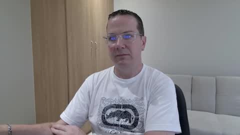 Snapshot of brettdj chatting on November 30, 2:32 pm Brett online show from November 30, 2:32 pm