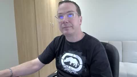 Snapshot of brettdj chatting on December 1, 9:36 am Brett online show from December 1, 9:36 am