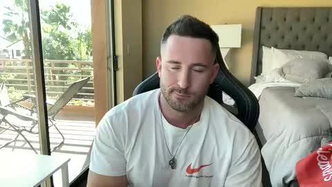 Snapshot of brettmycles chatting on November 24, 6:18 pm Brett Mycles online show from November 24, 6:18 pm