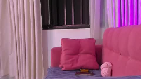 Snapshot of bridgetrodriguez chatting on November 29, 9:01 am online show from November 29, 9:01 am