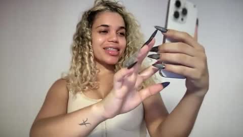 Snapshot of brithneysquirt chatting on December 3, 6:32 am brithneysquirt online show from December 3, 6:32 am