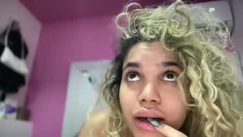 Snapshot of brithneysquirt chatting on December 17, 5:35 am brithneysquirt online show from December 17, 5:35 am