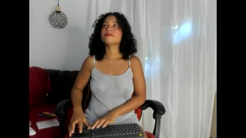 brownvelvet_ online show from November 15, 4:47 pm