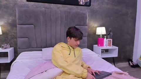 Snapshot of bruce_hans chatting on February 21, 11:33 am Bruce Hans online show from February 21, 11:33 am