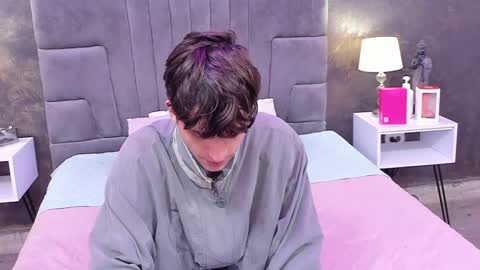 Snapshot of bruce_hans chatting on February 24, 11:43 am Bruce Hans online show from February 24, 11:43 am